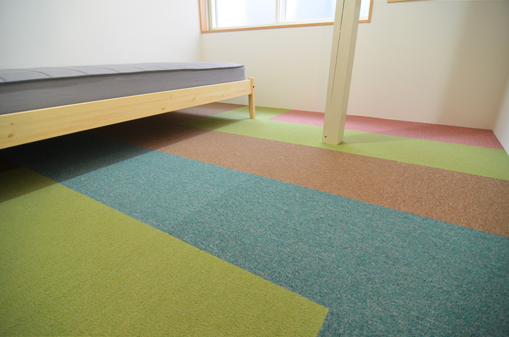 個室のカラフル絨毯